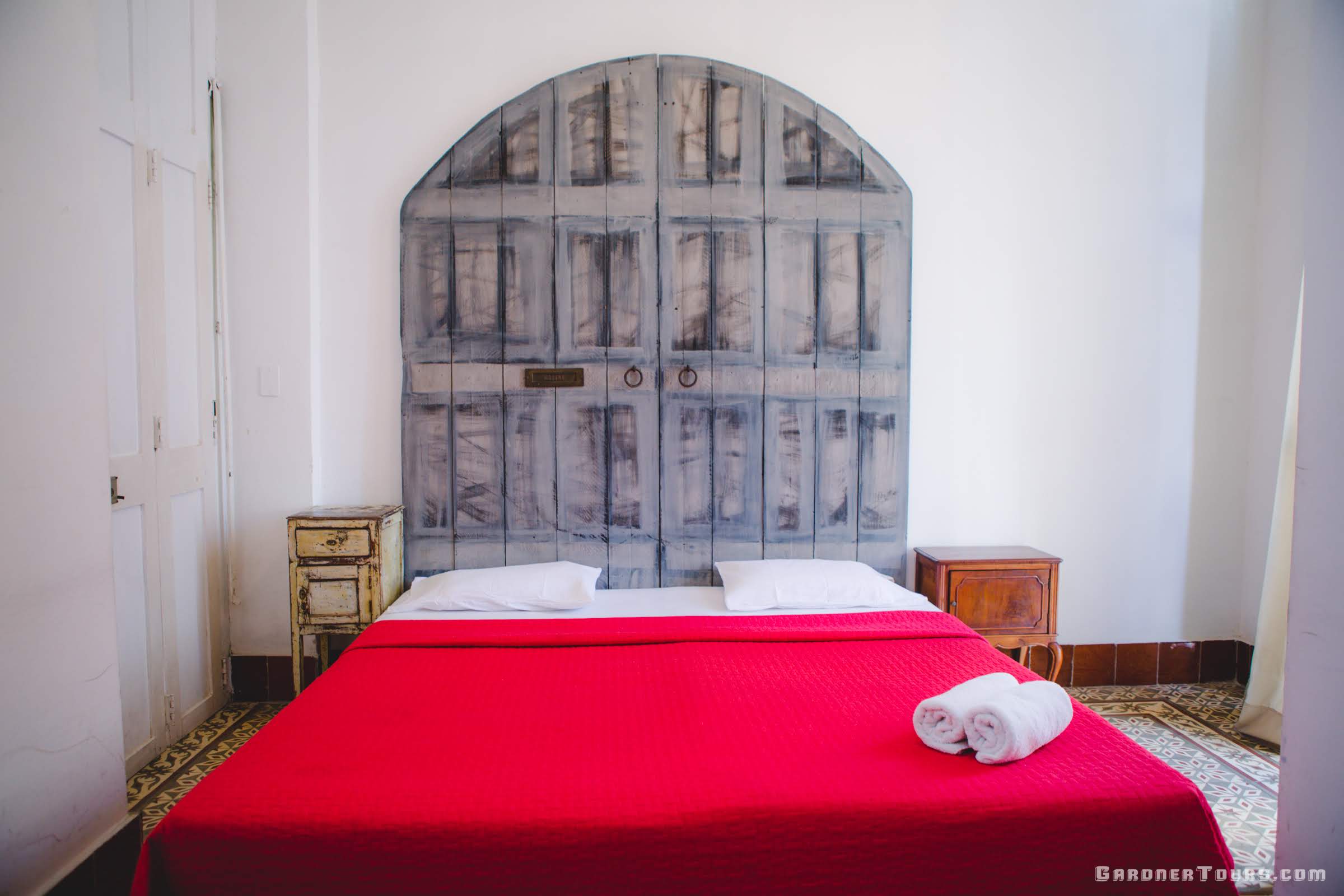 Comfortable Classic White and red Bedroom of a 3-star Casa Particular BnB in Old Havana, Cuba
