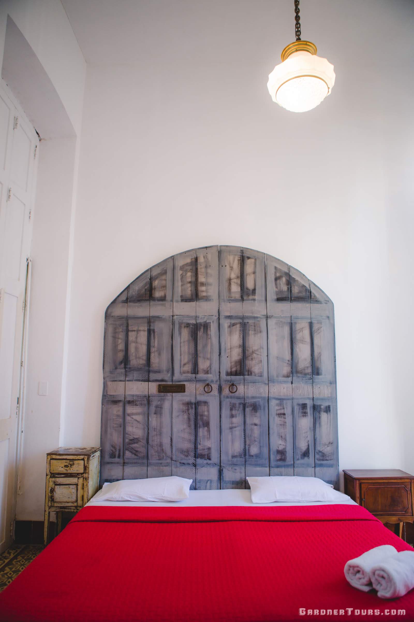 Comfortable Classic White and red Bedroom of a 3-star Casa Particular BnB in Old Havana, Cuba
